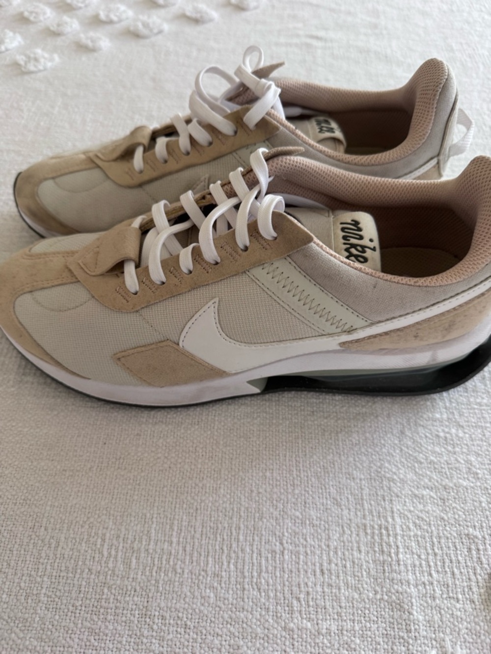 Nike Air Max Pre Day Womens Size 9 Sneaker Light Bone DM8259 002
Q2 - Picture 2 of 6